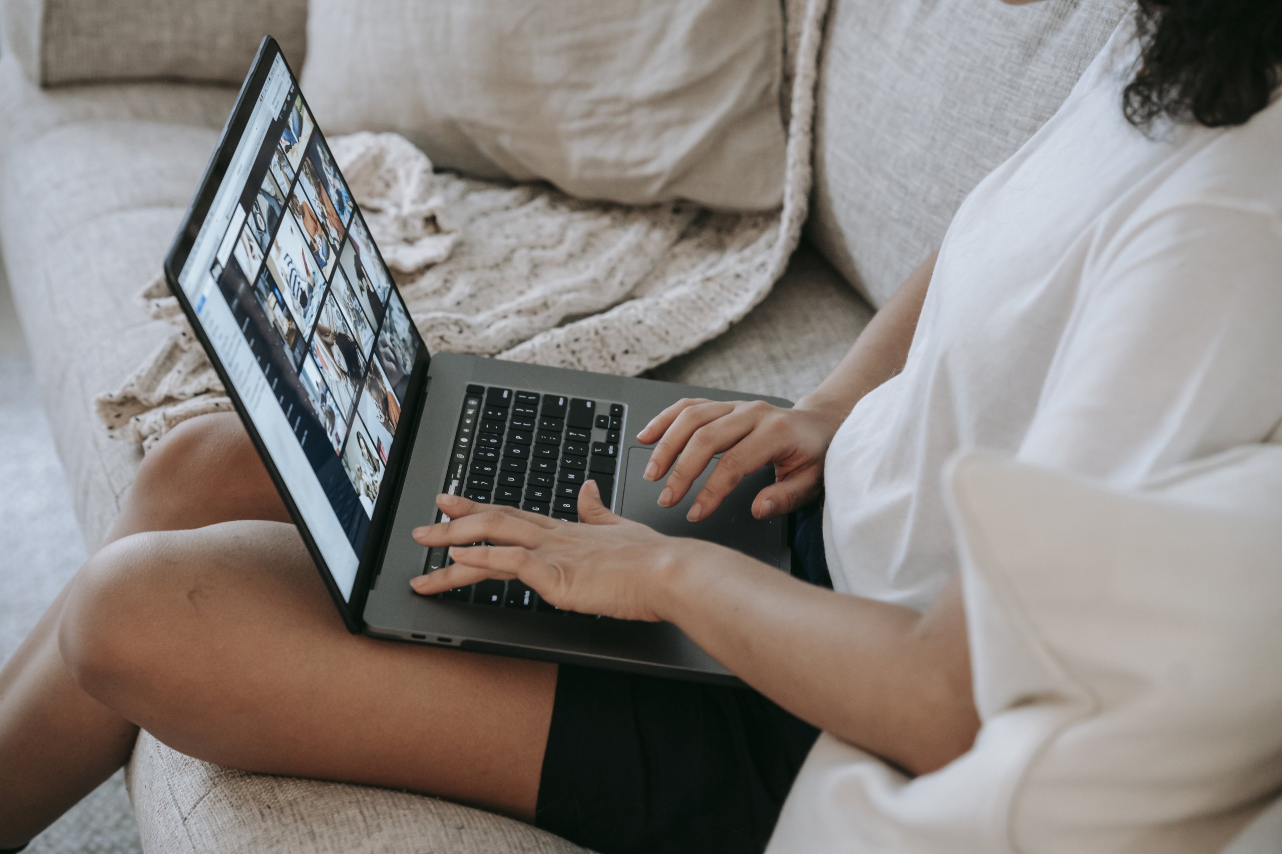 laptop-lifestyle-woman-40s